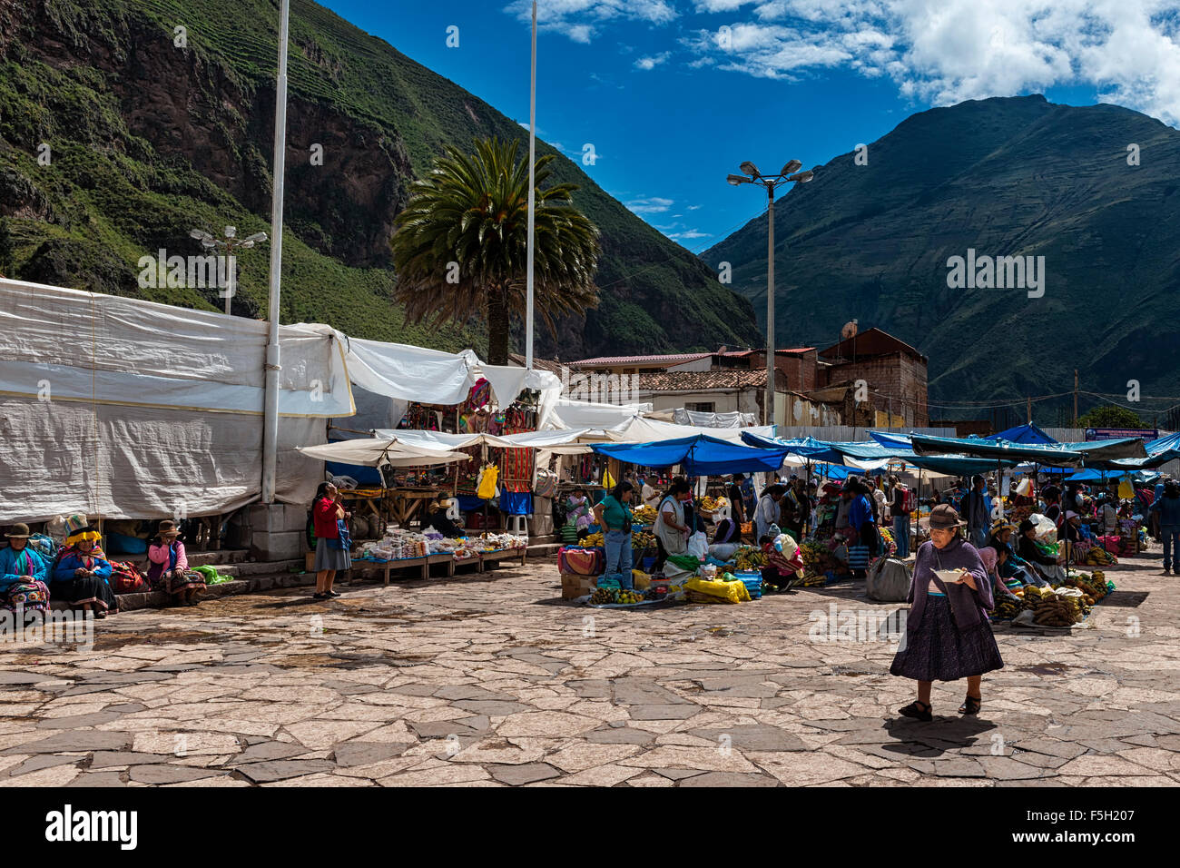 Pisac, Peru - Dezember 2013: Einheimische auf einem Markt in der Stadt von Pisac, im Heiligen Tal. Stockfoto