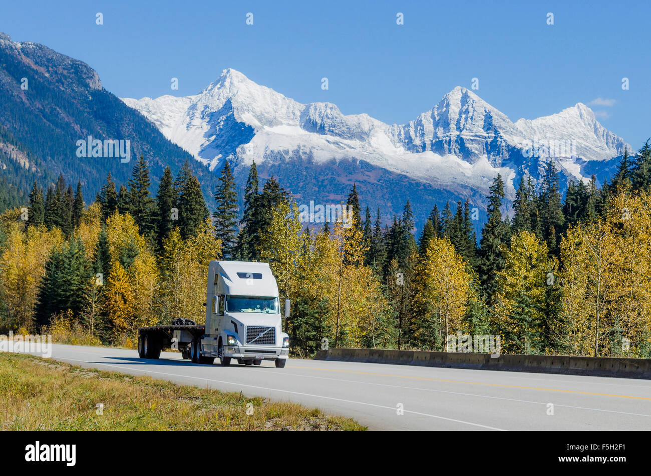 LKW am Trans Canada Highway in der Nähe von Rogers Pass, British Columbia, Kanada Stockfoto