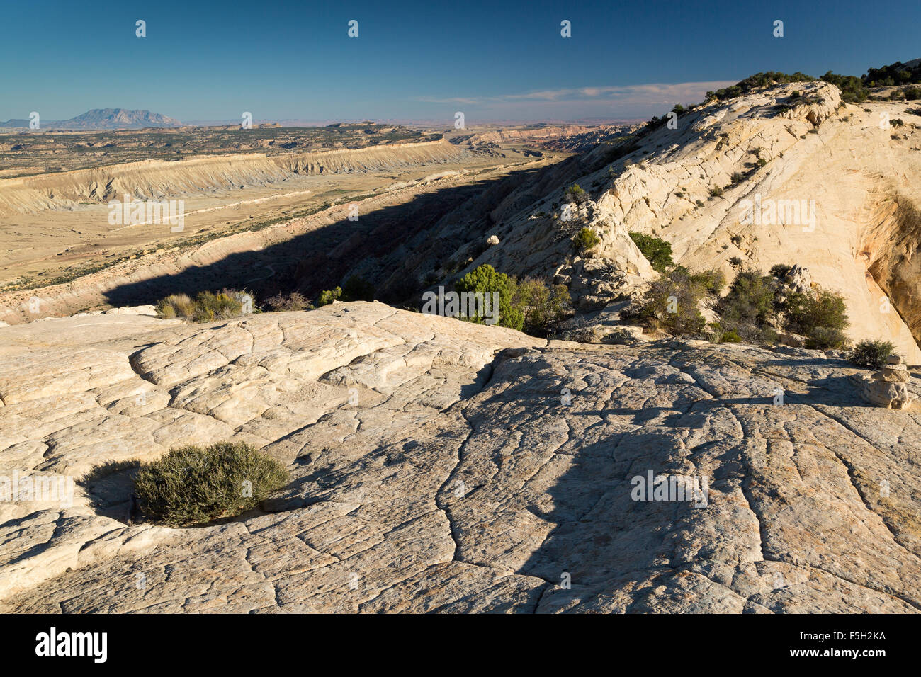 Rim Trail entlang des oberen Randes der Waterpocket Fold von der oberen Alternativsäge Twist Canyon-Wanderung, Capitol Reef National Park, Utah Stockfoto