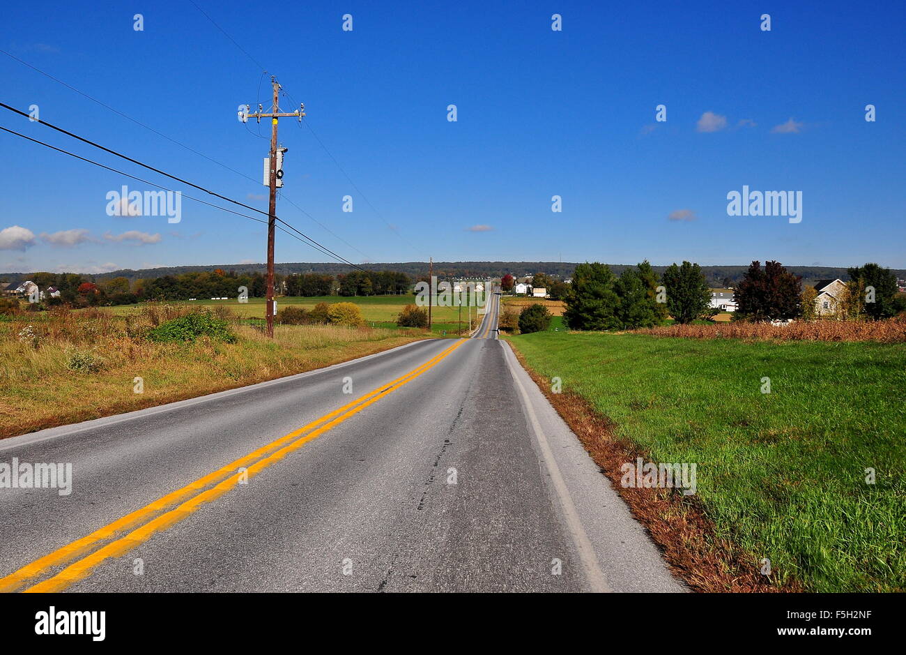 Lancaster County, Pennsylvania: Blick entlang des ländlichen Raums Route 697 vorbei an Weiden und Amish Ackerland * Stockfoto