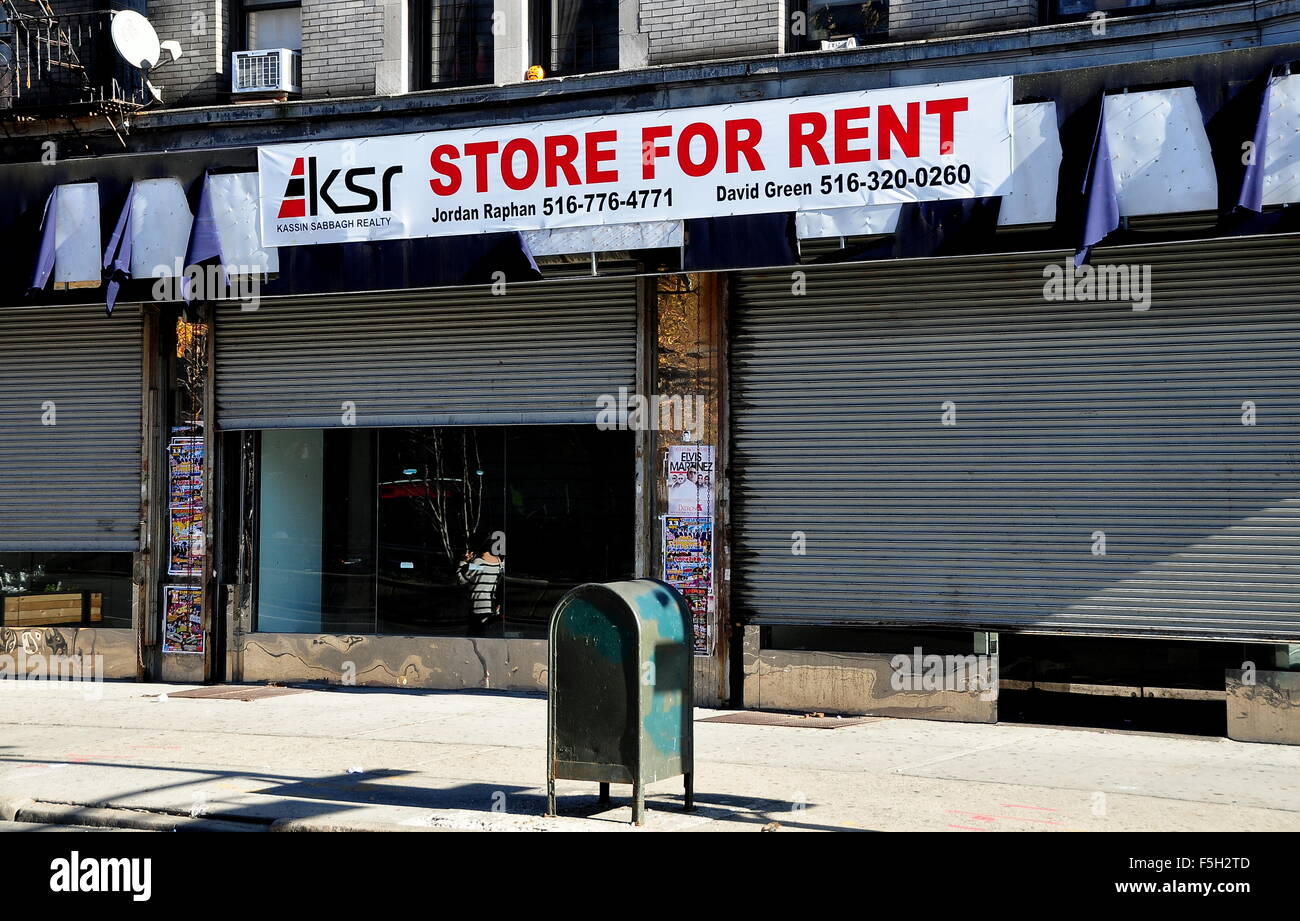 New York City: Store für Miete Zeichen auf einem ehemaligen Sneaker-Shop am Broadway in Hamilton Heights Stockfoto