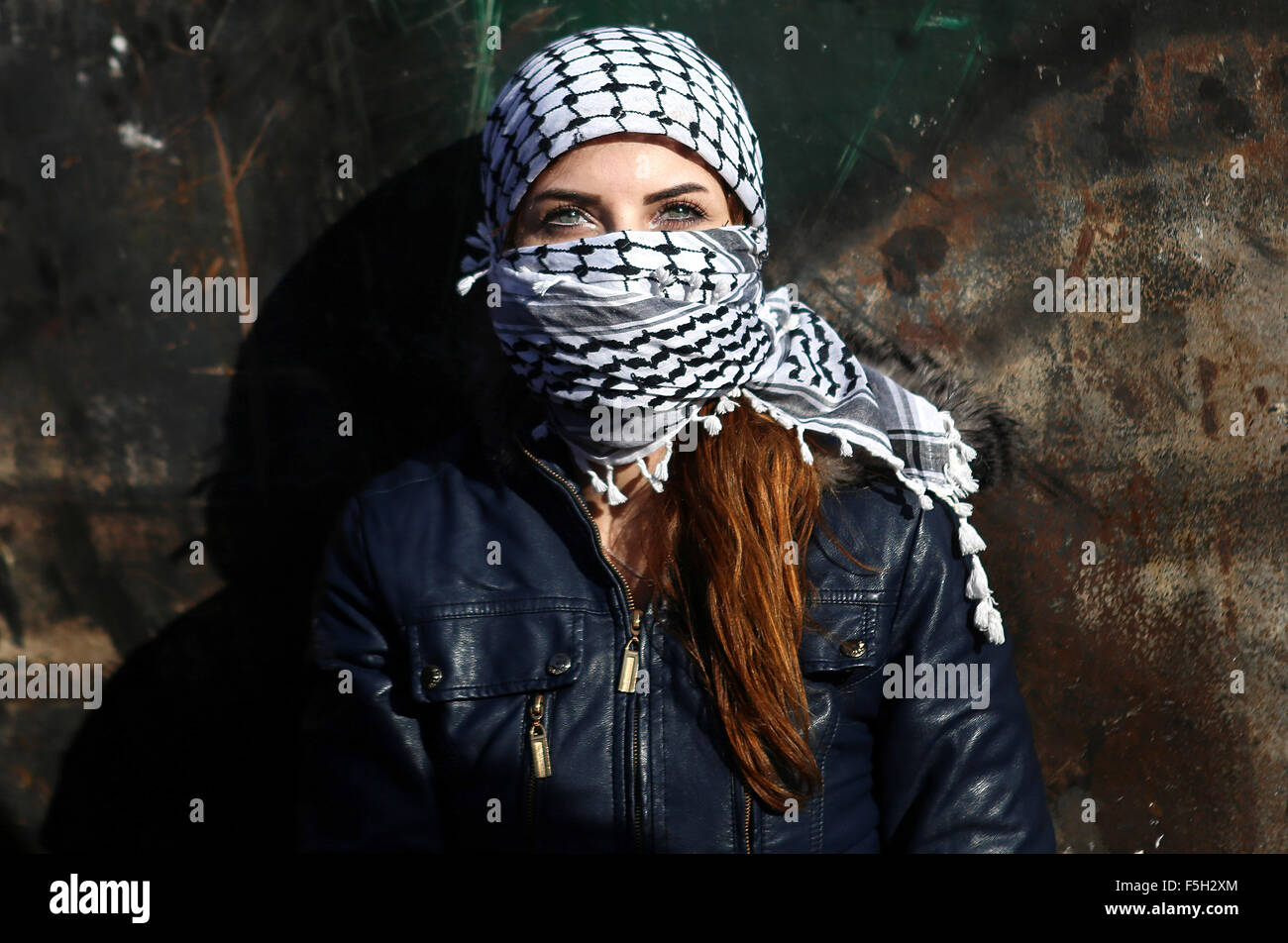 Ramallah, Westjordanland. 29. Oktober 2015. Eine weibliche palästinensische Demonstranten geht in eine Deckung bei Zusammenstößen mit israelischen Truppen in der Nähe der jüdischen Siedlung Bet El israelische Sicherheitskräfte erschossen zwei palästinensische Angreifer im besetzten Westjordanland am Donnerstag, Polizei und der Armee sagte, als einen Monat lang Flut von Messerattacke zeigten keinerlei Anzeichen für ein Abflauen. © Shadi Hatem/APA-Images/ZUMA Draht/Alamy Live News Stockfoto