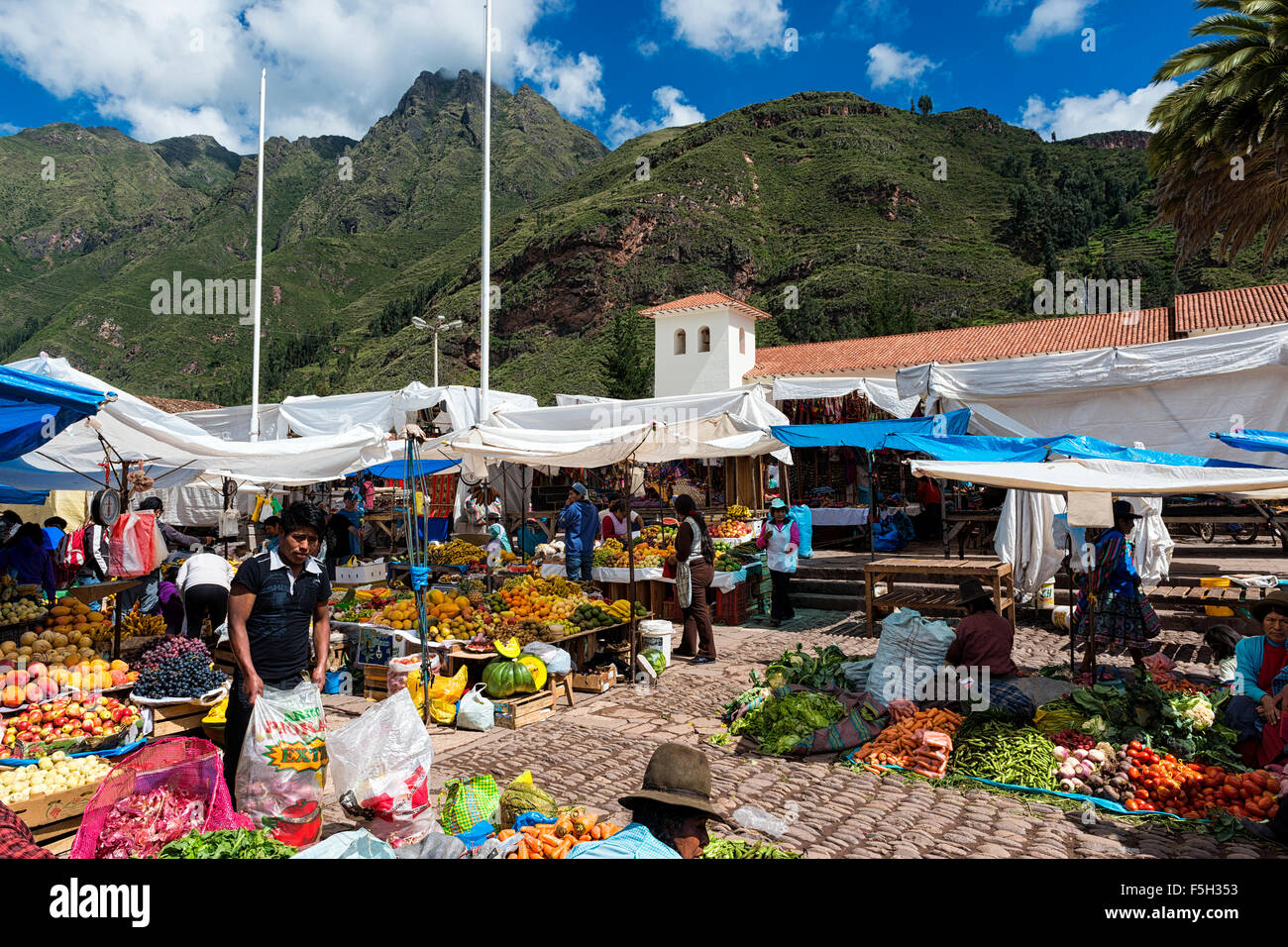 Pisac, Peru - Dezember 2013: Einheimische auf einem Markt in der Stadt von Pisac, im Heiligen Tal. Stockfoto