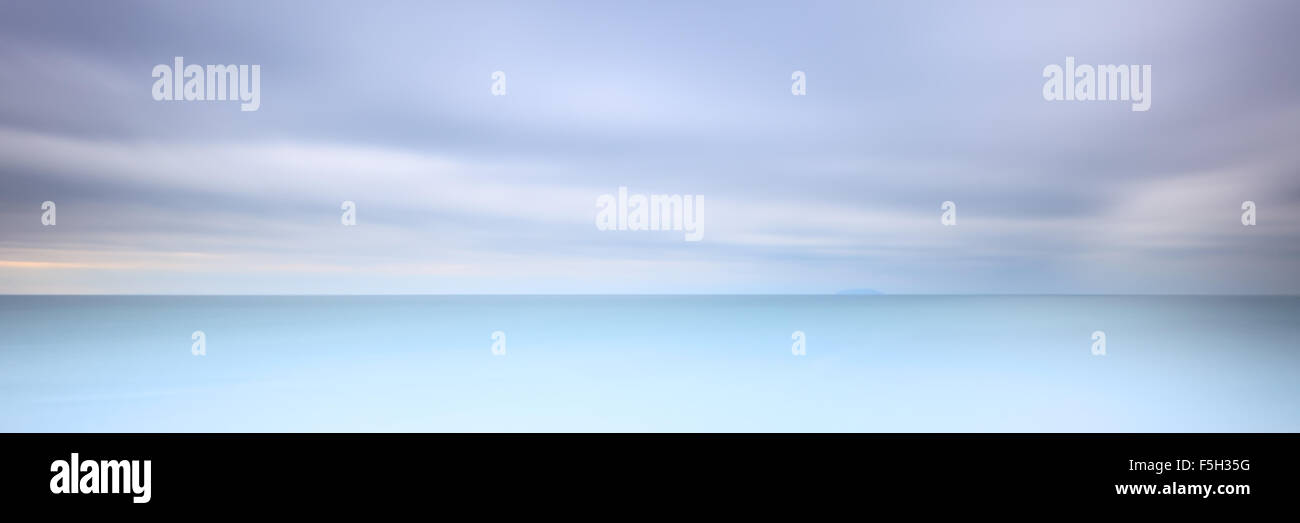 Langzeitbelichtung Fotografie Panorama 3:1 mit weichen Meer und bewölktem Himmel. 2 Minuten Belichtungszeit. Stockfoto