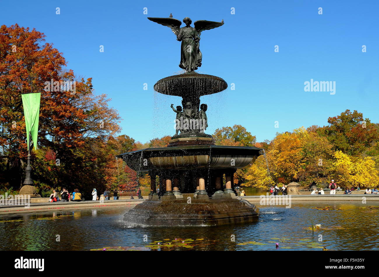 New York City: Der Bethesda-Brunnen, Engel des Wassers, auf der Bethesda Terrasse im Central Park * Stockfoto