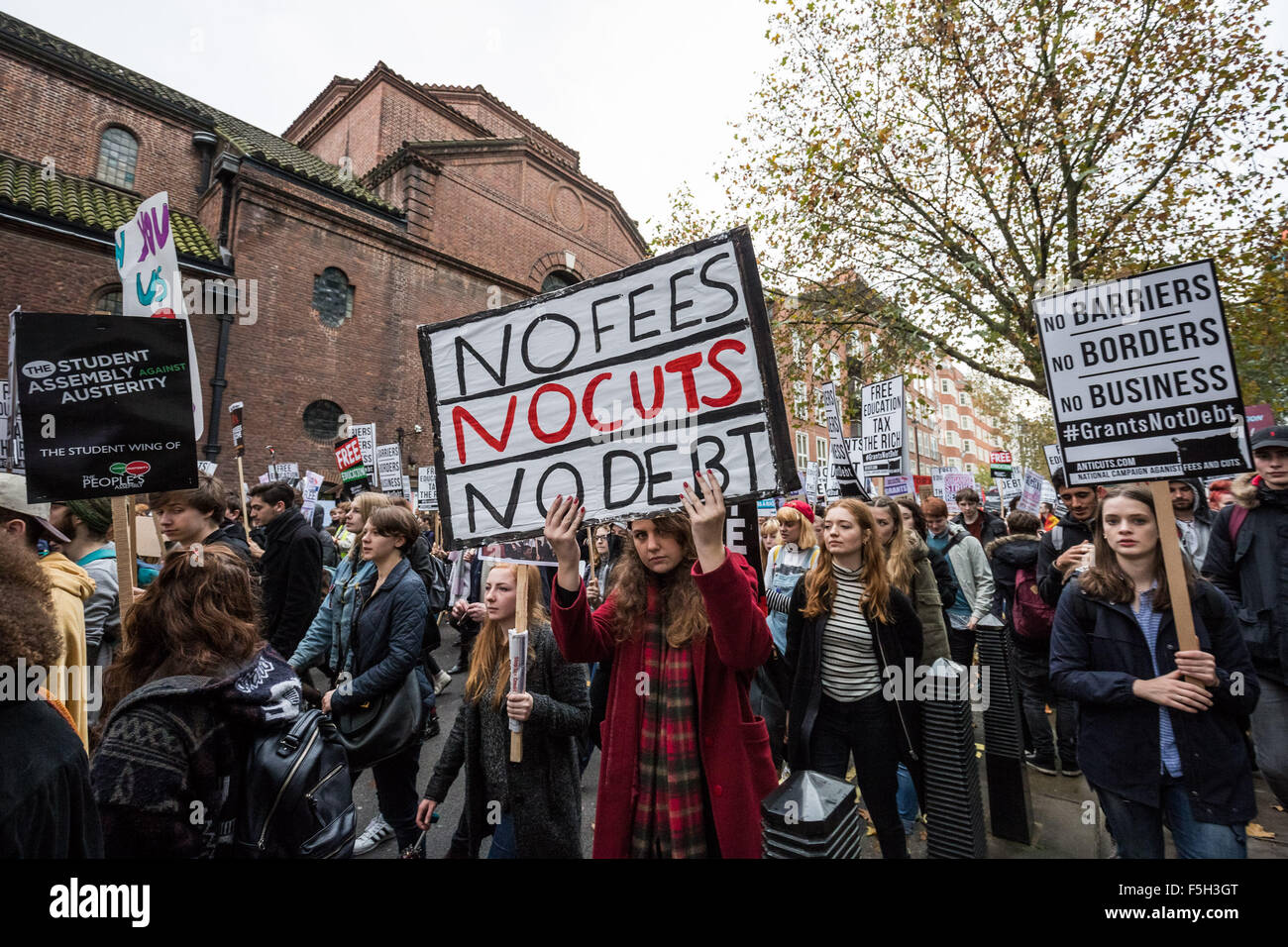 London, UK. 4. November 2015. "Gewährt keine Gebühren" Protestmarsch von Hunderten von Studenten durch die Londoner aus Protest gegen Pläne, Schrott, Student der Universität gewährt Kredit: Guy Corbishley/Alamy Live News Stockfoto