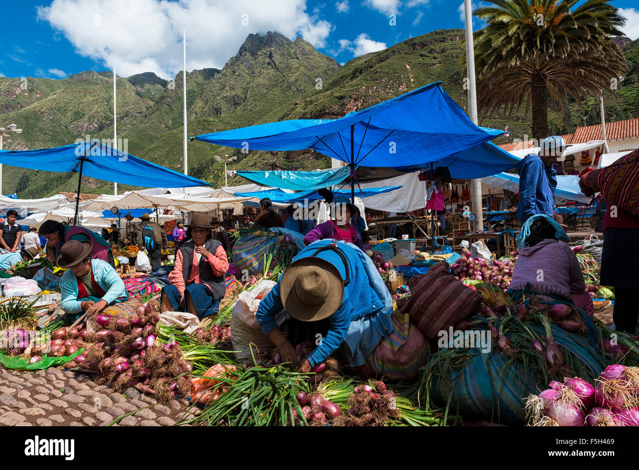 Pisac, Peru - Dezember 2013: Einheimische auf einem Markt in der Stadt von Pisac, im Heiligen Tal. Stockfoto