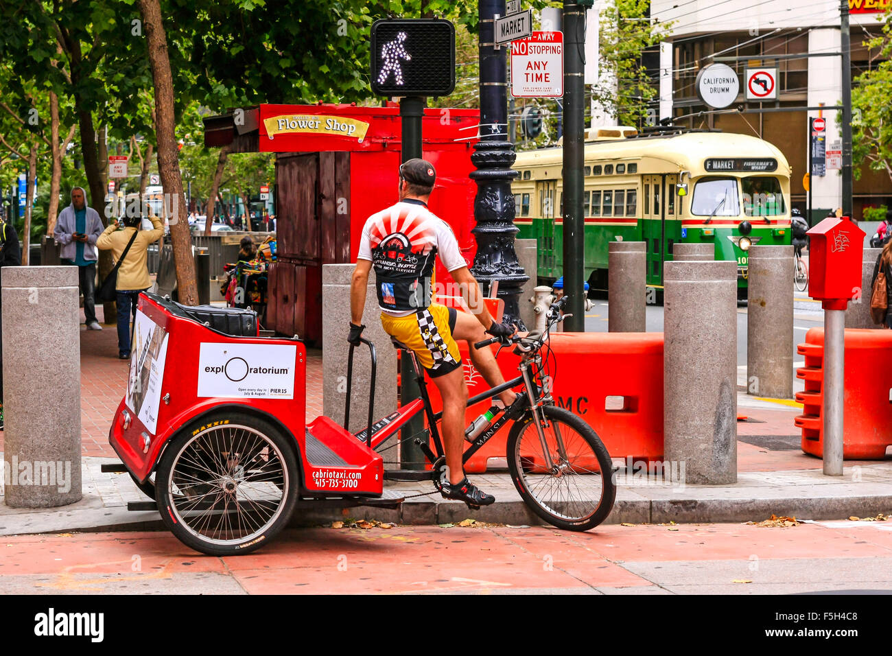 Fahrradrikscha oder Rikscha in der Innenstadt von San Francisco auf der Suche nach einem Tarif Stockfoto