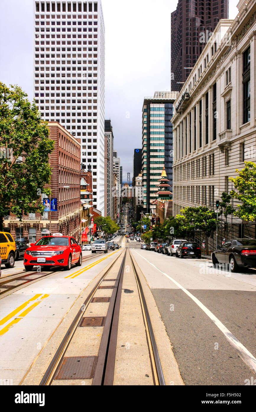 Stadtverkehr und das Leben in der California Street in San Francisco CA Stockfoto