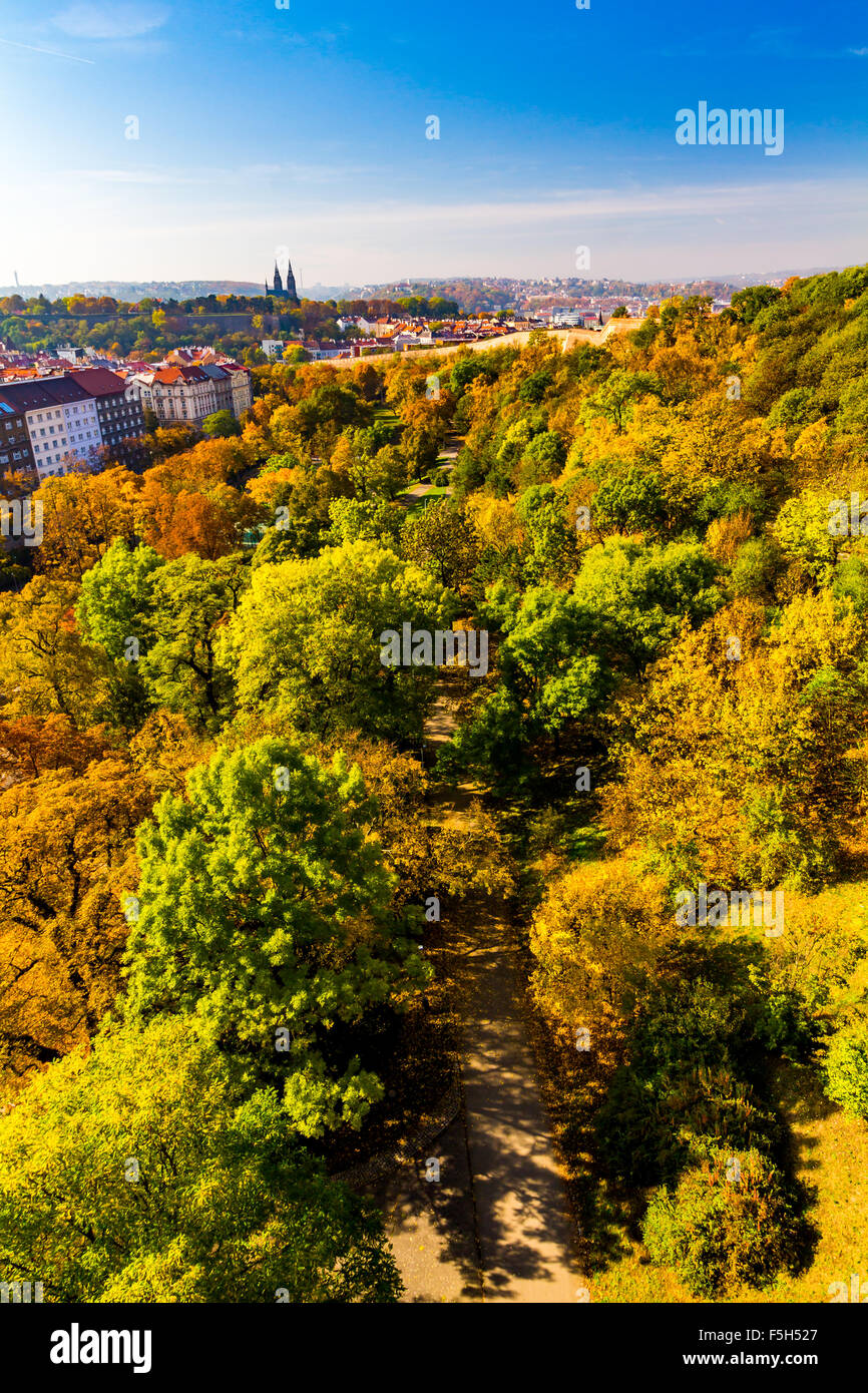 Herbstliche Aussicht vom Nuselsky Brücke, Prag, Tschechische Republik Stockfoto