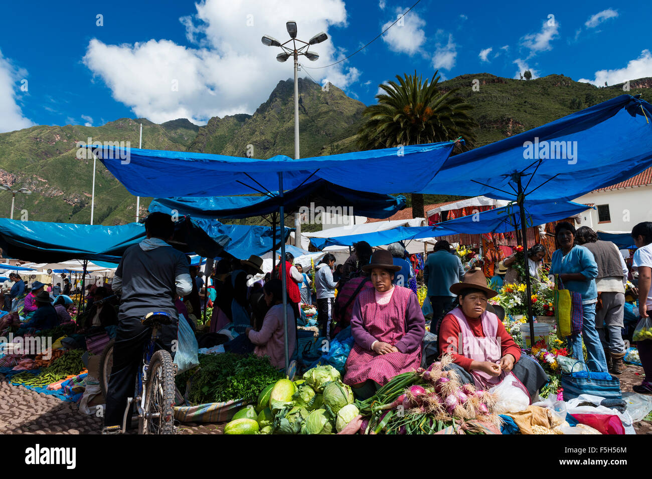 Pisac, Peru - Dezember 2013: Einheimische auf einem Markt in der Stadt von Pisac, im Heiligen Tal. Stockfoto