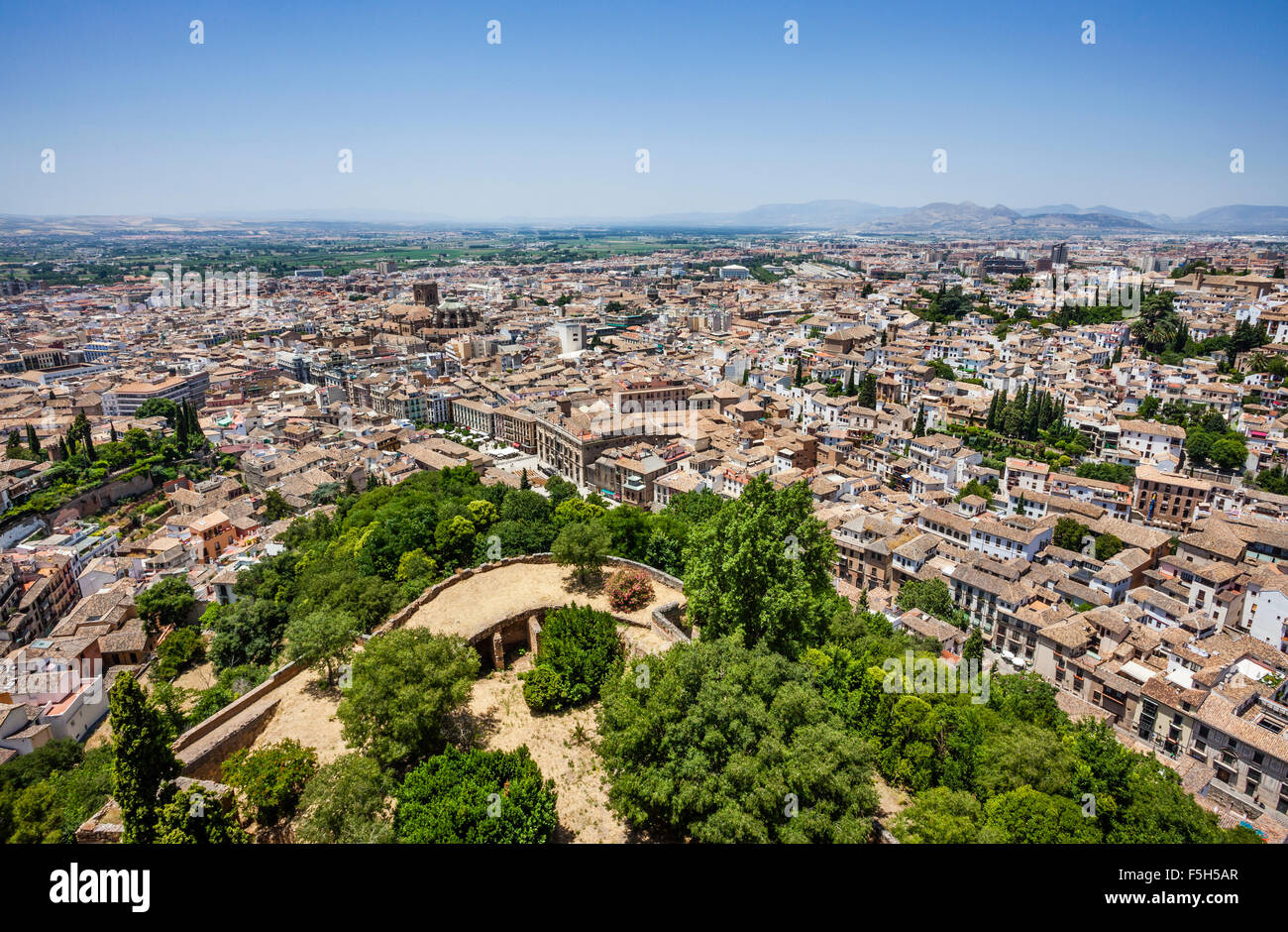 Spanien, Andalusien, Provinz Granada, Ansicht von Granada von den Zinnen der Alcazaba an der Alhambra de Granada Stockfoto