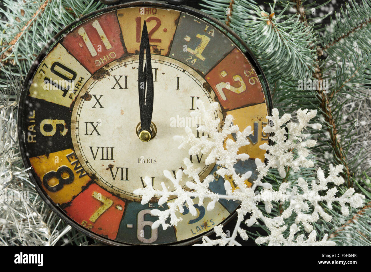 Vintage Uhr für Silvester, um Mitternacht und Schneeflocken zeigen Stockfoto