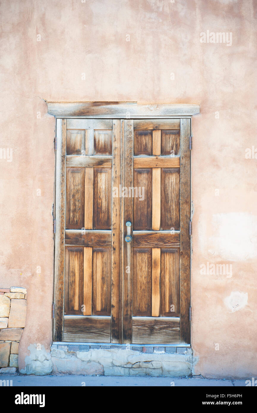 Trompe l ' oeil Tür auf Adobe-Wand in Santa Fe, der Hauptstadt von New Mexico. Stockfoto