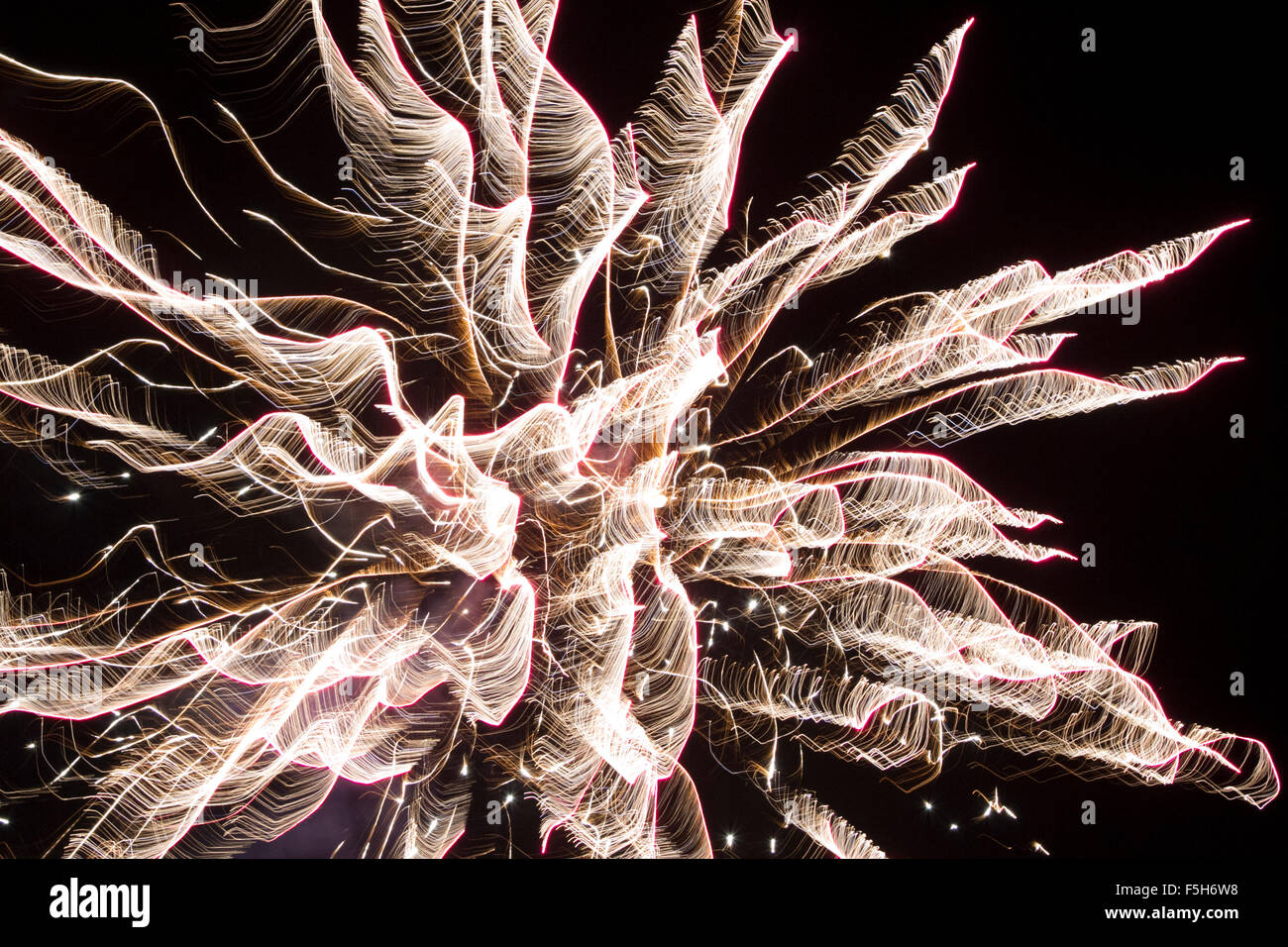 Explodierende Feuerwerkskörper platzen leicht gemalt in der Nacht Stockfoto