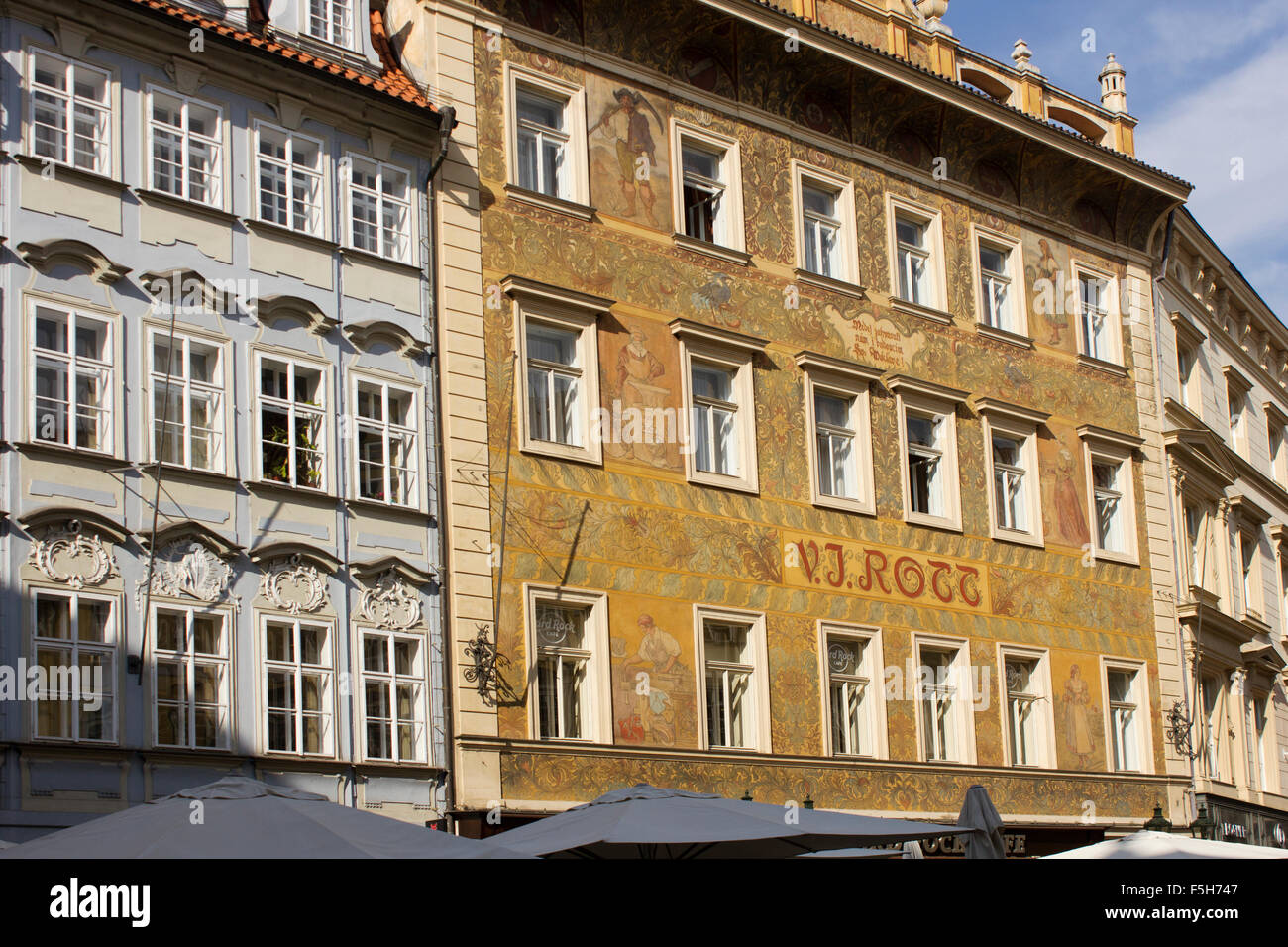 Jugendstil-Wandbilder auf eine Gebäude-Fassade mit Blick auf den Altstädter Ring.  Prag, Tschechische Republik. Stockfoto