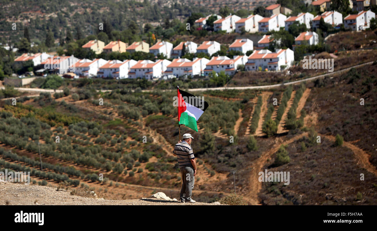 Nabi Saleh, West Bank. 28. August 2015. Eine palästinensische Demonstranten Wellen einer Nationalflagge während einer Protestaktion gegen die jüdischen Siedlungen im Westjordanland Dorf von Nabi Saleh. © Shadi Hatem/APA-Images/ZUMA Draht/Alamy Live News Stockfoto