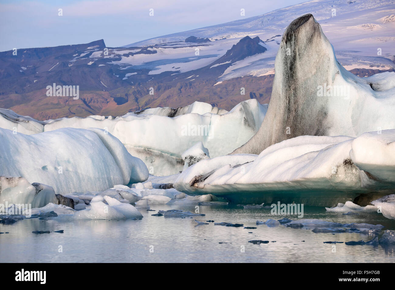 Eisberge, Gletscherlagune Jökulsárlón, Südrand des Vatnajökull-Gletscher Vatnajökull-Nationalpark, Island Stockfoto