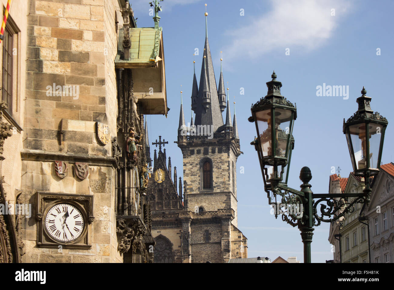 Prag architektonische Details, mit Kirche der Gottesmutter vor Tyn im Hintergrund.  Prag, Tschechische Republik. Stockfoto