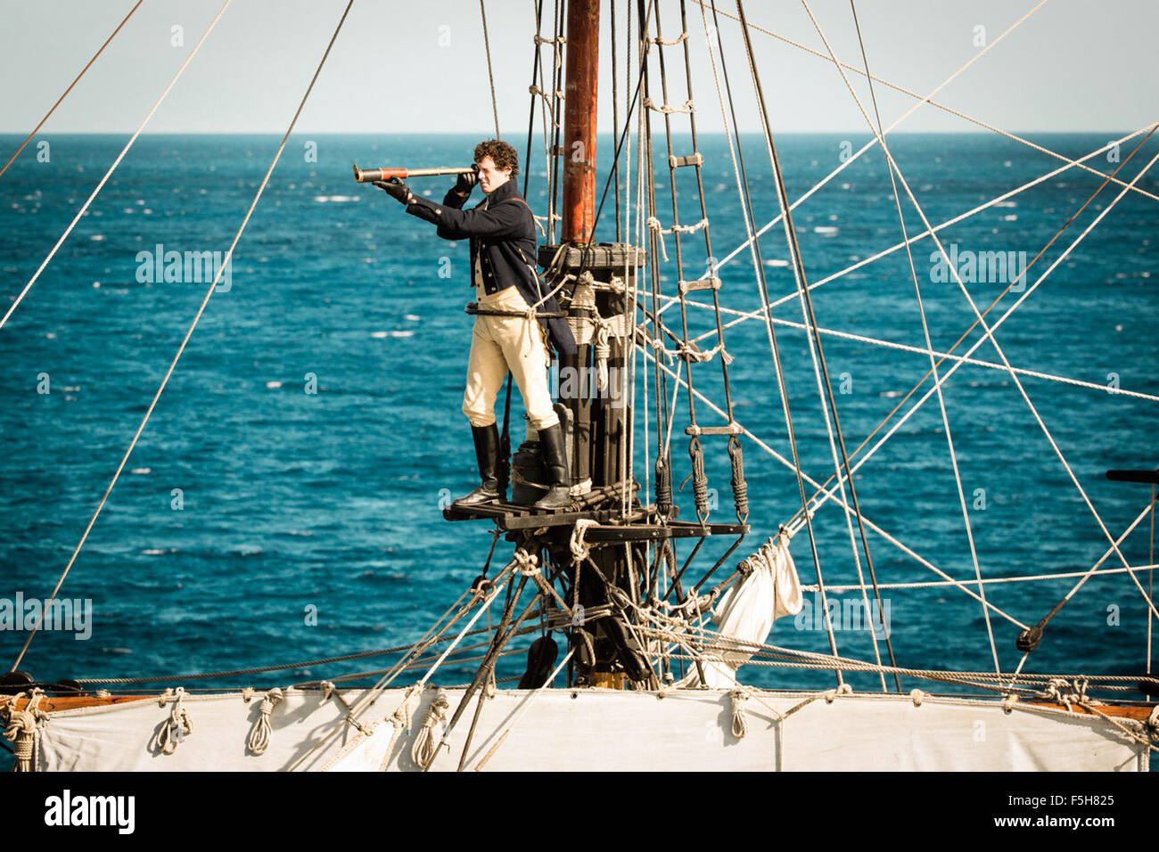 Im Herzen des Meeres ist ein bevorstehende 2015 historische Abenteuer Drama Thriller Film basiert auf Nathaniel Philbricks 2000 Nichterfindung Buch mit dem gleichen Namen, über den Untergang der amerikanischen Walfangschiff Essex im Jahr 1820.  Dieses Foto ist nur zu redaktionellen Zwecken und unterliegen dem Copyright von der Filmgesellschaft und/oder der Fotograf von dem Film oder der Firma zugeordnet und kann nur durch Veröffentlichungen im Zusammenhang mit der Förderung der oben genannten Film reproduziert werden. Eine obligatorische Gutschrift auf die Filmgesellschaft ist erforderlich. Der Fotograf sollte auch angerechnet werden, wenn bekannt. Stockfoto