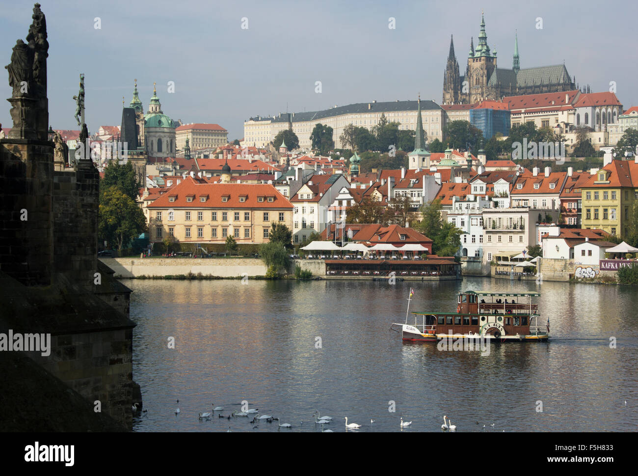 Prag-Skyline von der Karlsbrücke und Vltava Fluss. Stockfoto