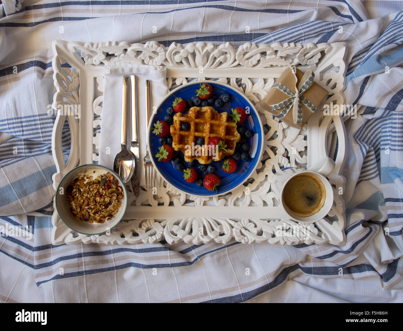 Frühstück im Bett auf einem weißen Tablett Stockfoto
