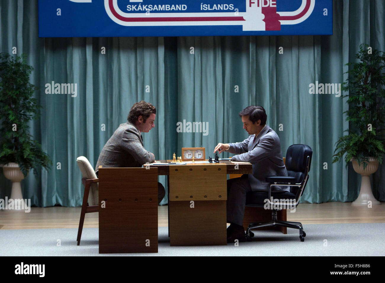 Bauernopfer ist ein 2015 amerikanischen biographischen Thriller ist es die wahre Geschichte für über Bobby Fischer, der Schach-Weltmeisterschaft 1972 gewann. Regie: Edward Zwick und geschrieben von Steven Knight.  Dieses Foto ist nur zu redaktionellen Zwecken und unterliegen dem Copyright von der Filmgesellschaft und/oder der Fotograf von dem Film oder der Firma zugeordnet und kann nur durch Veröffentlichungen im Zusammenhang mit der Förderung der oben genannten Film reproduziert werden. Eine obligatorische Gutschrift auf die Filmgesellschaft ist erforderlich. Der Fotograf sollte auch angerechnet werden, wenn bekannt. Stockfoto