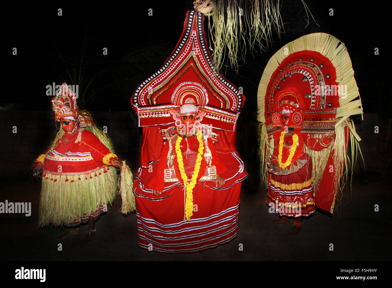 Theyyam (Teyyam, Theyyattam) ist eine beliebte rituelle Form der Anbetung von North Malabar in Kerala, Indien. Stockfoto