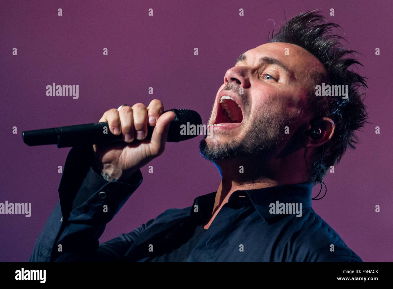 Turin, Italien. 4. November 2015. Filippo Neviani, führt eine italienische Sängerin auch bekannt als "Nek" voller Energie in seine live-Konzert, "Prima di Partire Live Tour" in Turin. © Elena Aquila/Pacific Press/Alamy Live-Nachrichten Stockfoto