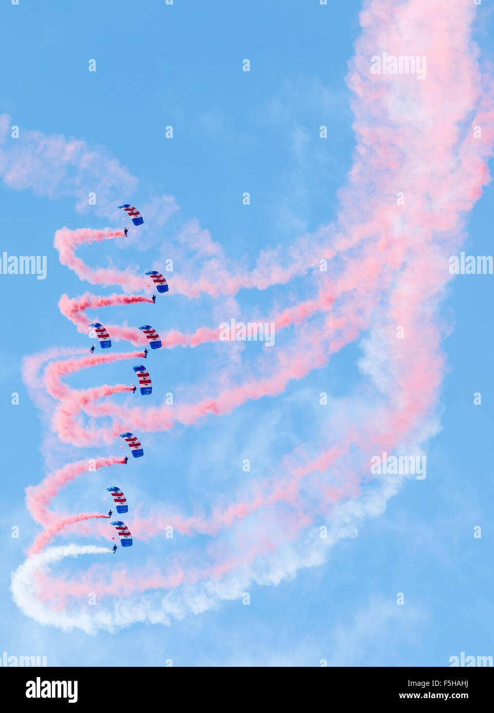 RAF Falken Fallschirm Display Team durchführen für die Öffentlichkeit während der Airshow 2015 Sunderland. Stockfoto