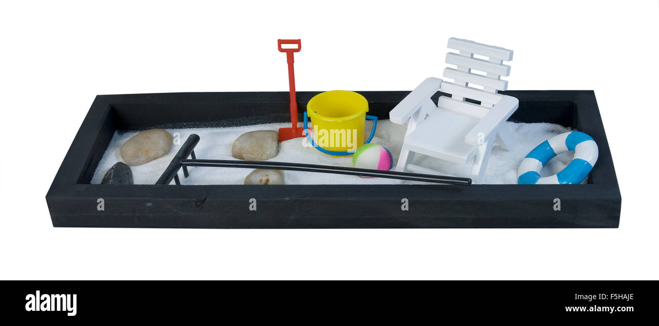 Weiße Adirondack Stuhl und Strand Elemente in einem Zen-Sand-Garten - Pfad enthalten Stockfoto