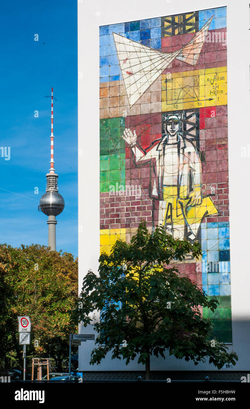 Blockieren in der ehemaligen Ost-Berliner Fernsehturm (Fernsehturm) und Wohnung Stockfoto