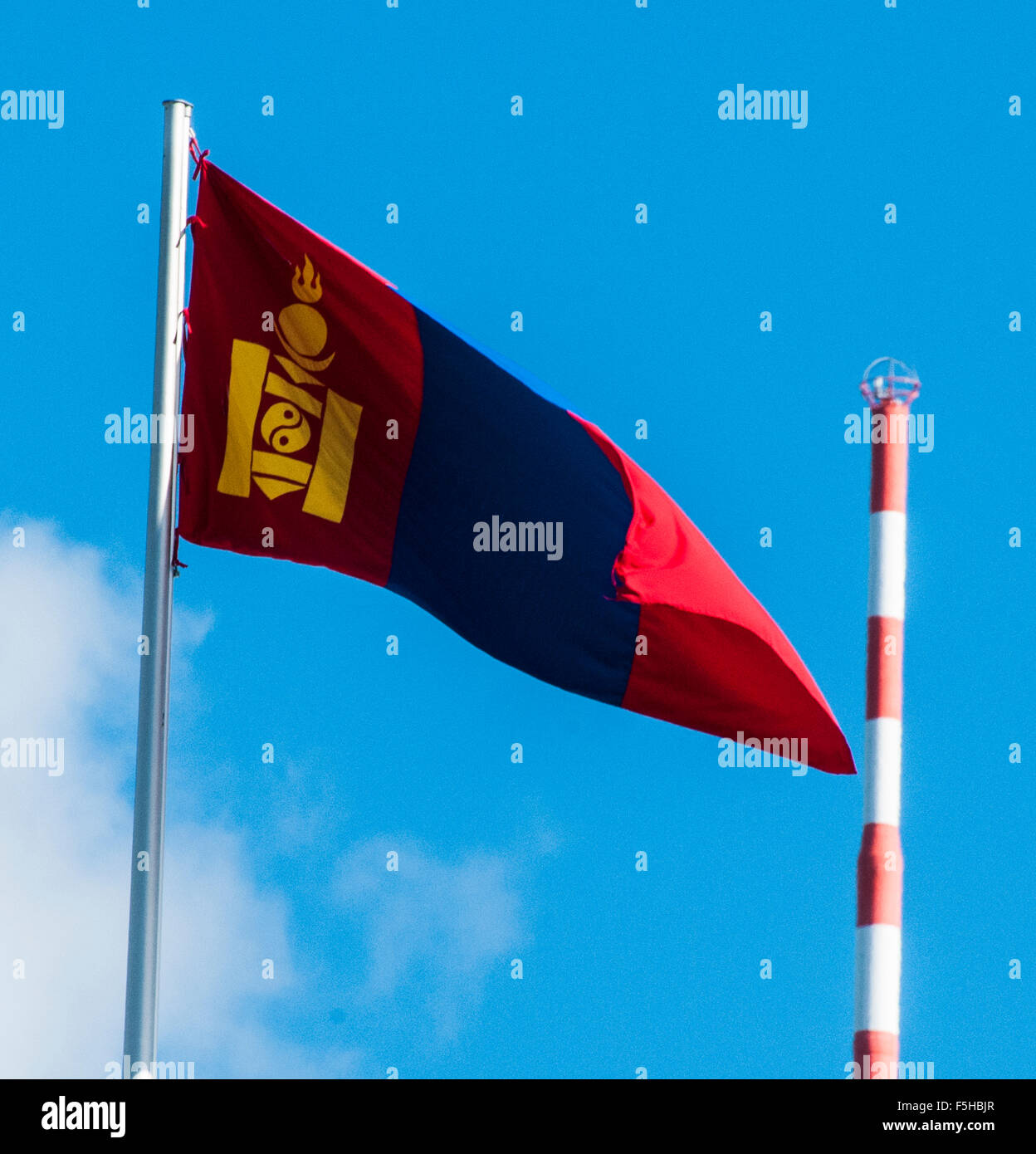 Flagge der Republik Mongolei, die vor der Botschaft in Berlin, Deutschland, fliegt Stockfoto