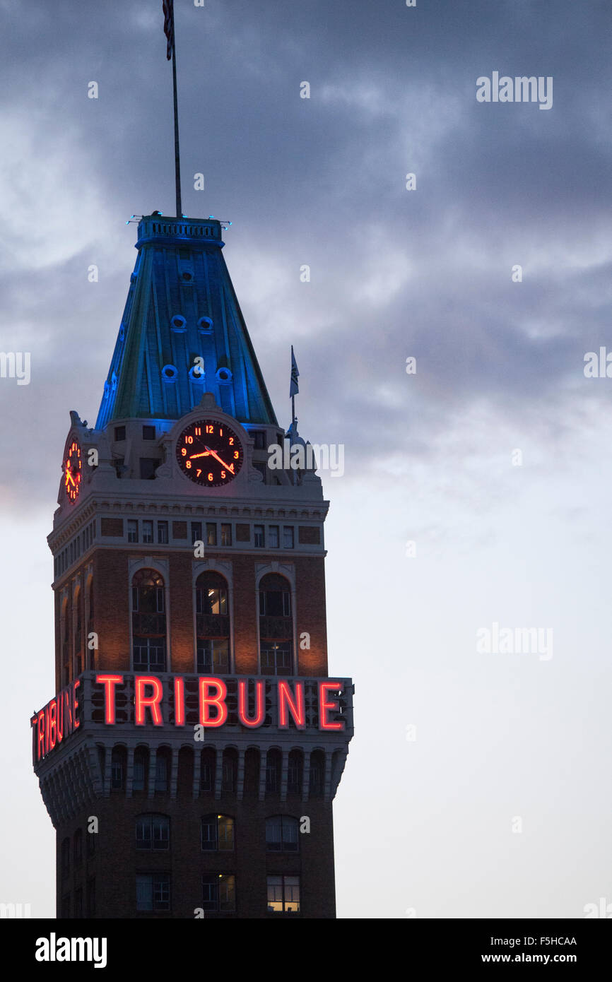 Oakland Tribune Tower in der Abenddämmerung mit Lichtern auf Stockfoto