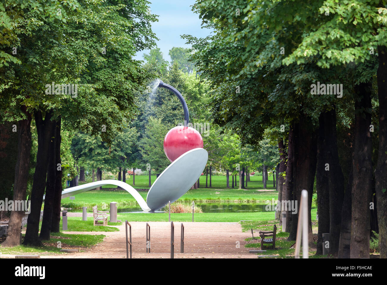 Minneapolis Sculpture Garden mit Spoonbridge und Cherry Brunnenskulptur von Claes Oldenburg & Coosje van Bruggen Stockfoto