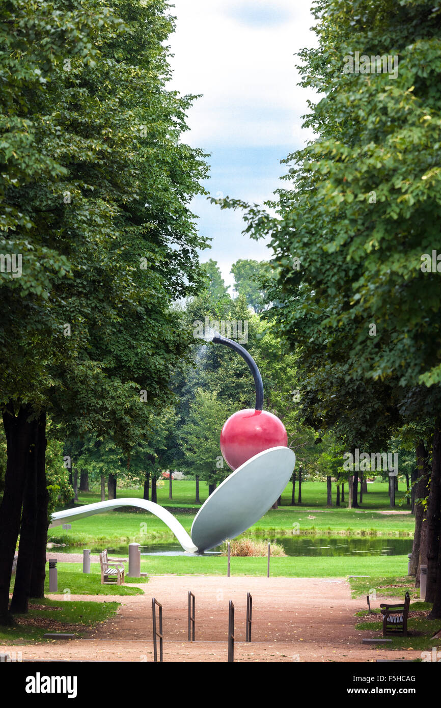 Minneapolis Sculpture Garden mit Spoonbridge und Cherry Brunnenskulptur von Claes Oldenburg & Coosje van Bruggen Stockfoto