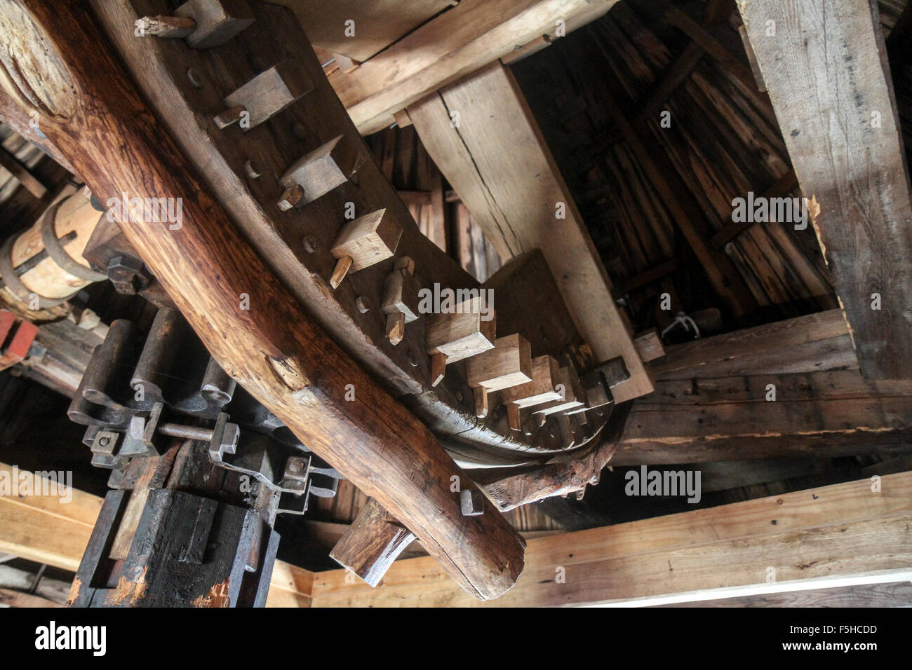 Innen Eastham Windmühle, Eastham, Massachusetts. Die Windmühle wurde in Plymouth im Jahre 1680 erbaut und nach Eastham 1793. Stockfoto