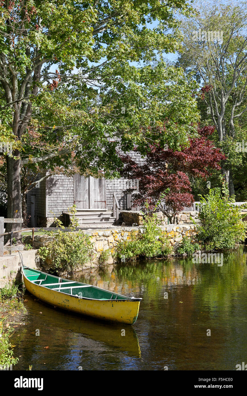 Ein Ruderboot auf Shawme Teich, Dexters Grist Mill in den Hintergrund, Sandwich, Cape Cod, Massachusetts Stockfoto