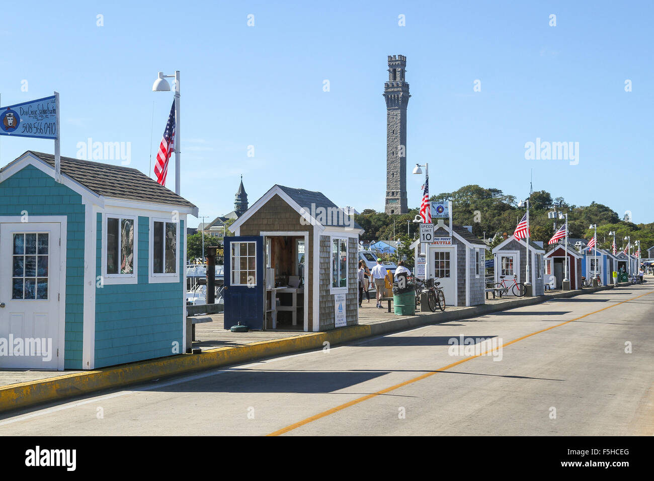 Blick in Richtung Pilgrim Monument von MacMillan Pier, Provincetown, Cape Cod, Massachusetts Stockfoto Blick in Richtung Pilgrim Monument von MacMillan Pier, Provincetown, Cape Cod, Massachusetts Stockfoto