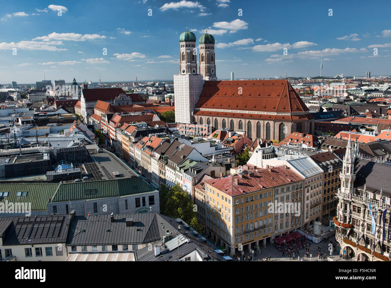 Die wunderschöne Frauenkirche (Cathedral Church of Our Lady) auf dem Marienplatz in München Stockfoto