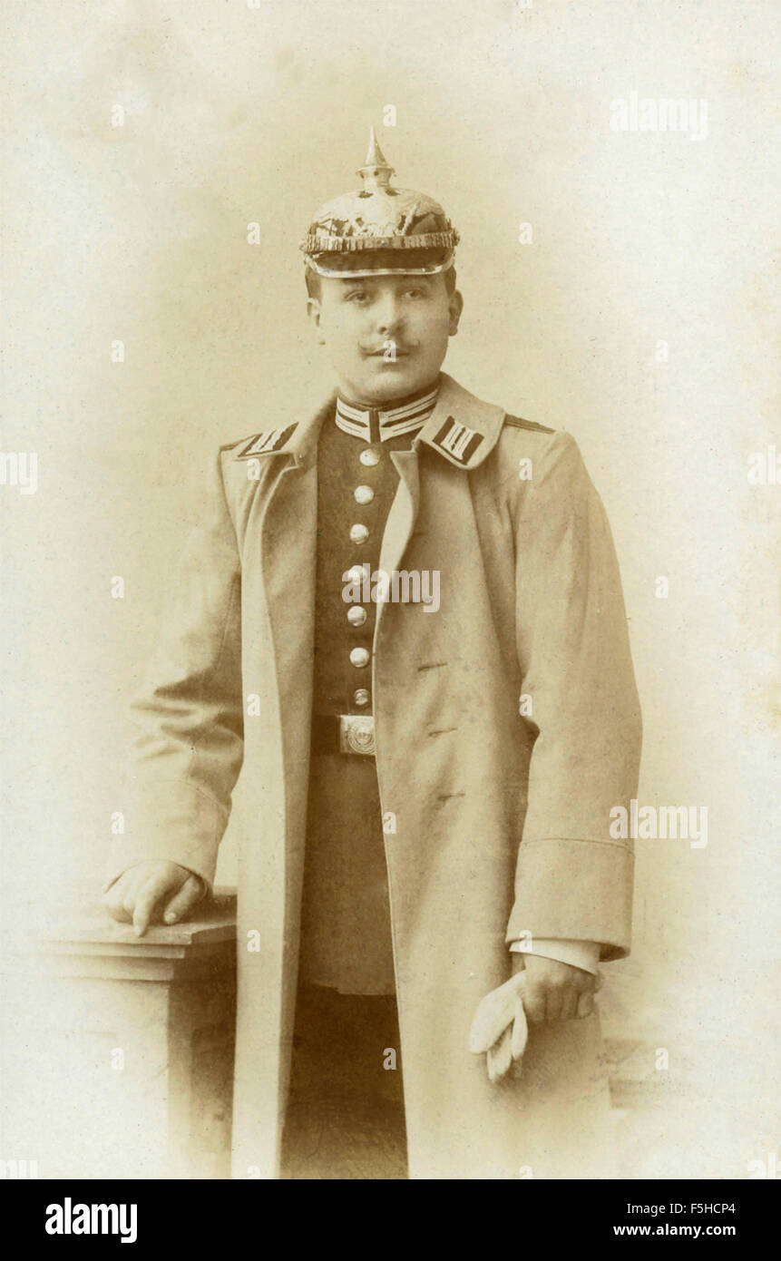 Porträt eines deutschen Soldaten mit Helm, Deutschland Stockfoto