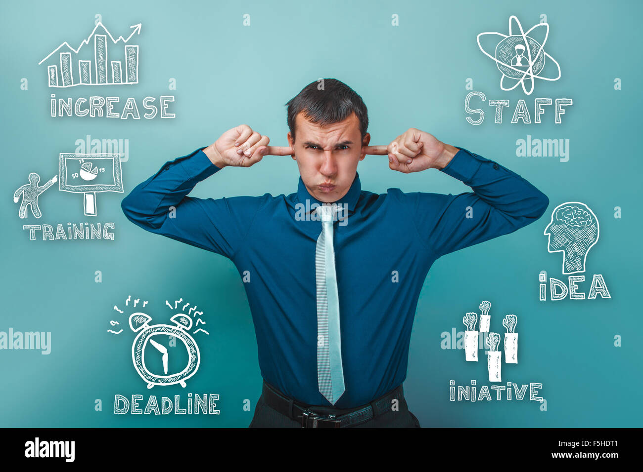 Geschäftsmann Mann steckte seine Ohren erfreut, dass Miniaturen Bus gesetzt Stockfoto