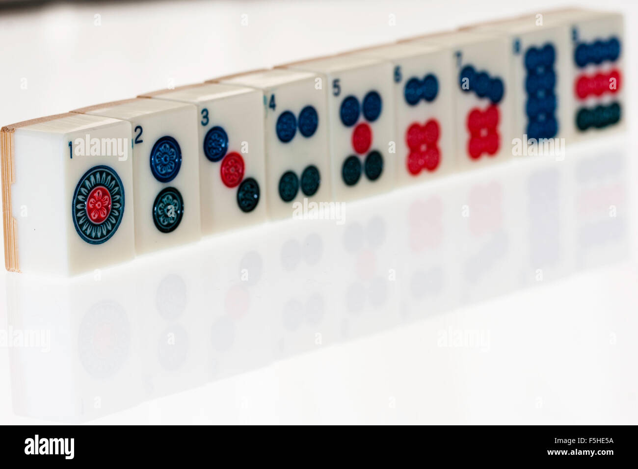 MahJong Spiel, mit nummerierten Karten, oder Fliesen gespielt. Reihe von simples simples, Kreis, Punkt Karten, 1 bis 9 auf weißem Hintergrund. Stockfoto