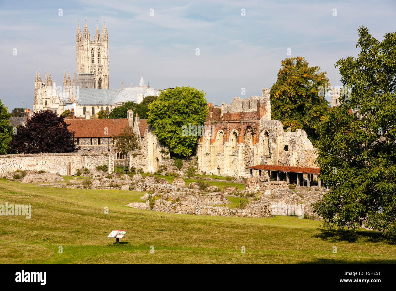 St Augustines Abtei. Die Ruinen des 12. Jahrhunderts Kirchenschiff Wand und Gebäude mit der Kathedrale von Canterbury im Hintergrund. Tagsüber. Blue Sky. Stockfoto