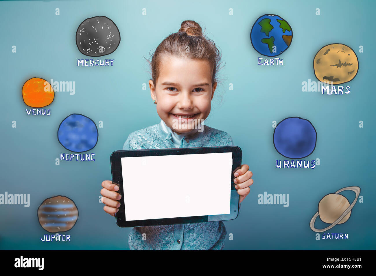 Mädchen hält das Tablet lächelnd Planeten des Sonnensystems astro Stockfoto