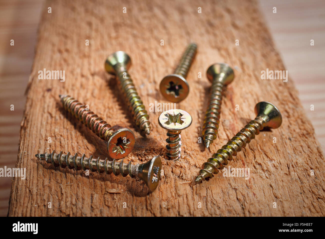 Schrauben für Holz Hintergrund Stockfoto