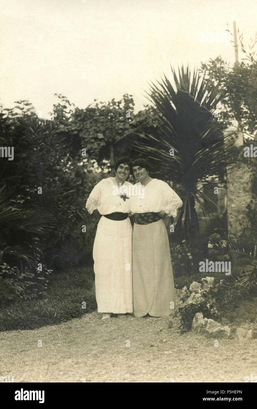 Zwei Frauen in einem Garten, Italien Stockfoto