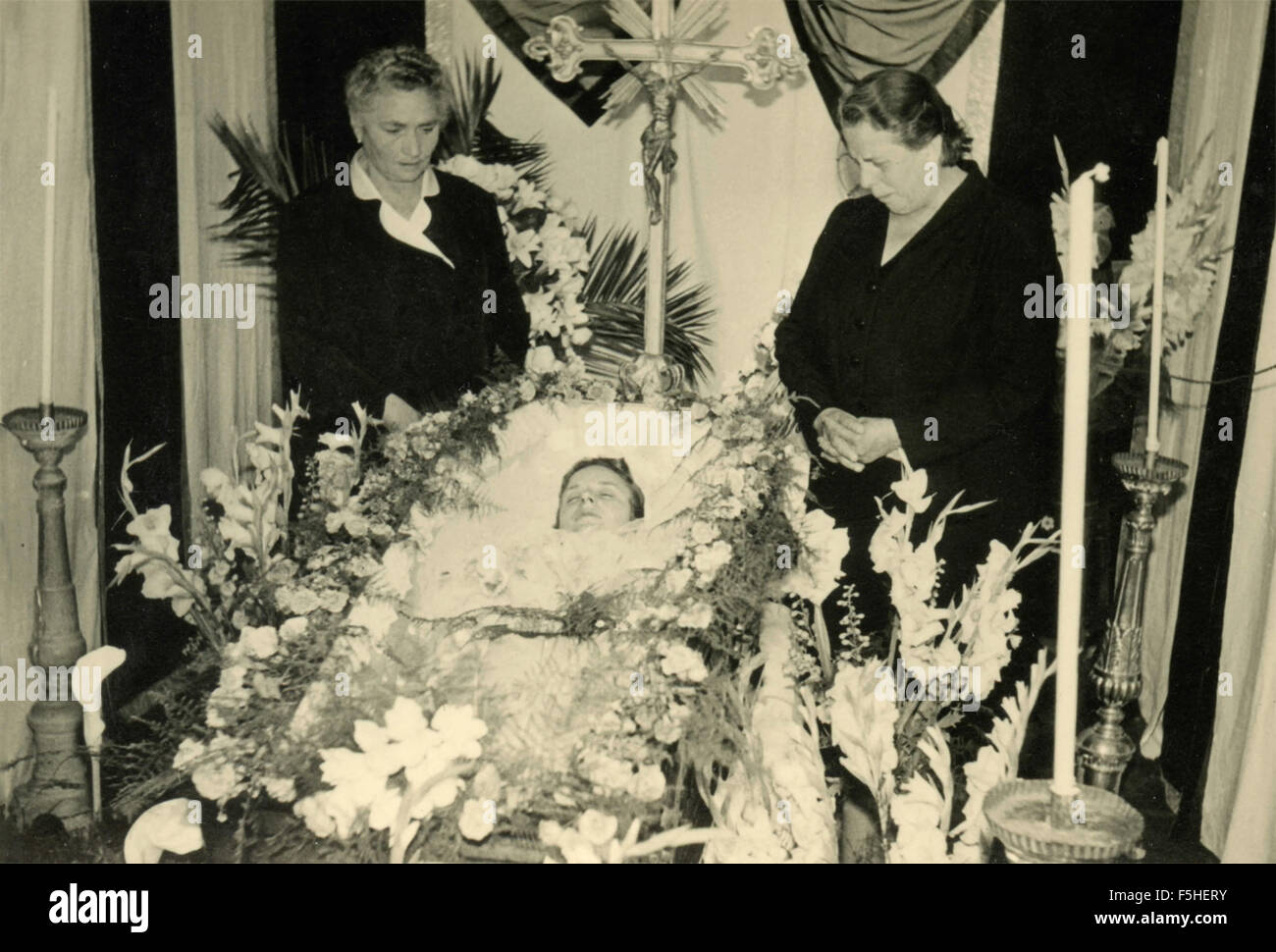 Exposition des Körpers zu einer Beerdigung, Italien Stockfoto