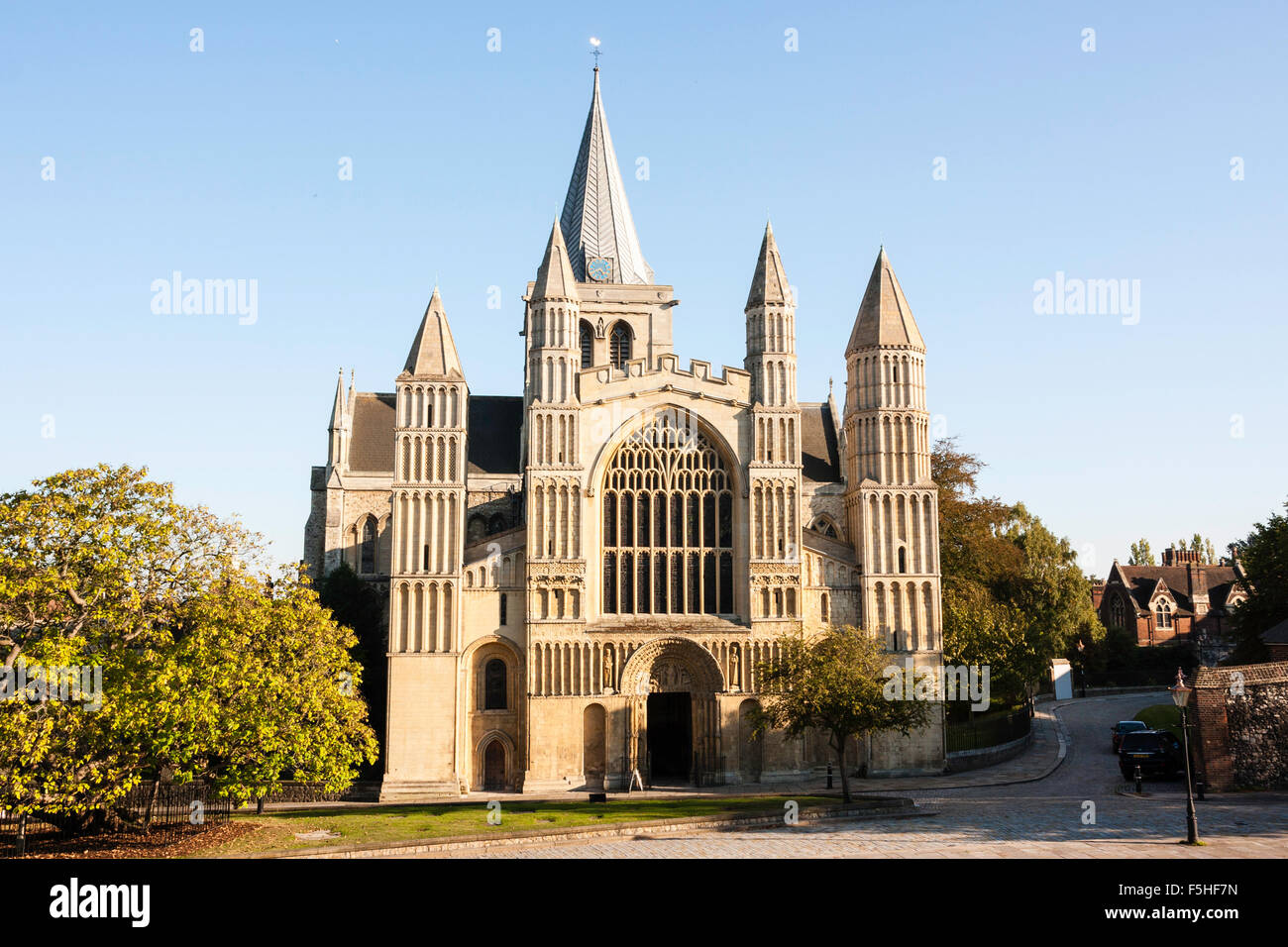 Rochester Kathedrale, Beispiel für normannische Architektur und England die älteste Kathedrale. Der Westseite, Kirchenschiff und Great West Tür. Blue Sky. Stockfoto