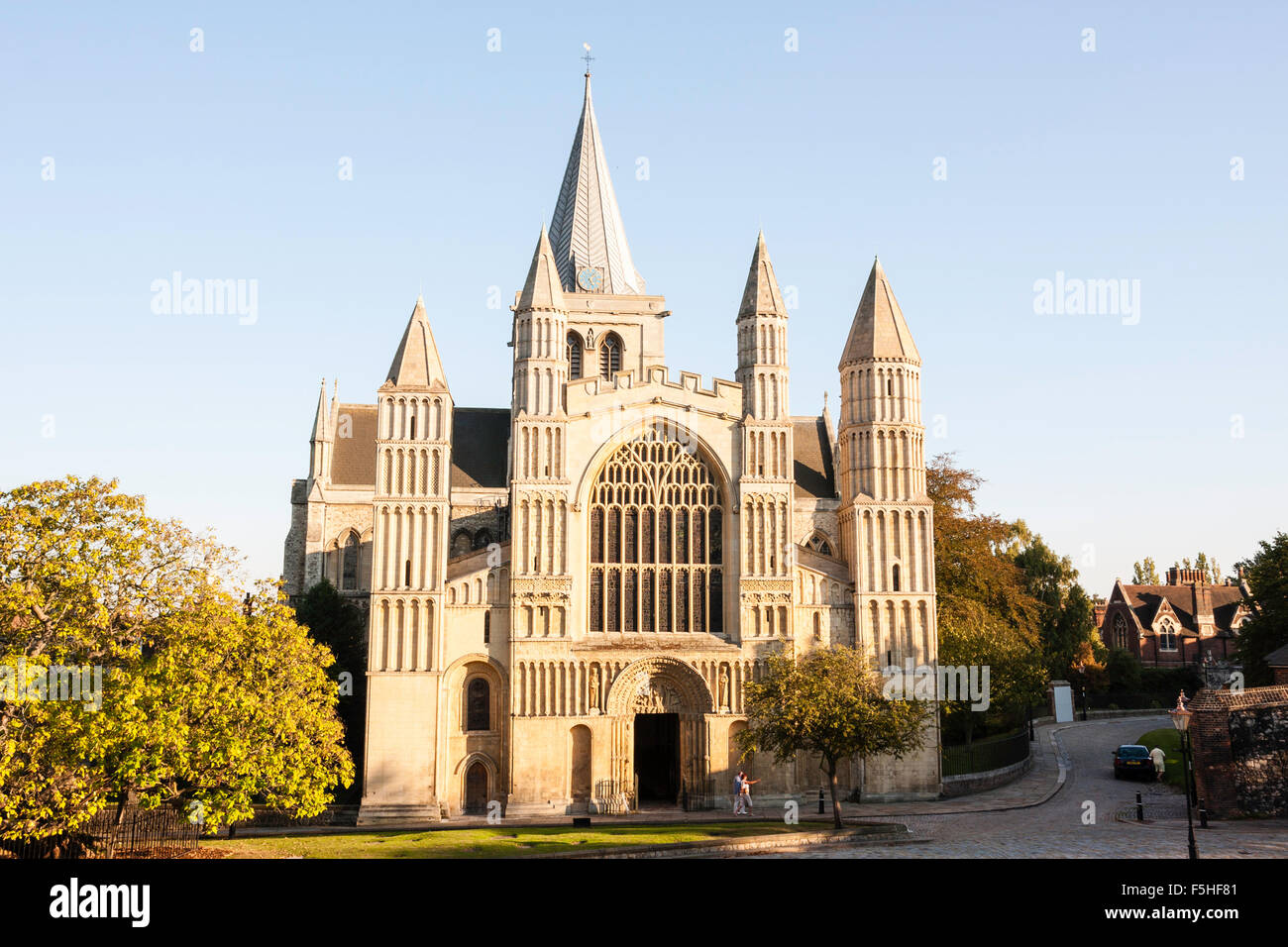 Rochester Kathedrale, Beispiel für normannische Architektur und England die älteste Kathedrale. Der Westseite, Kirchenschiff und Great West Tür. Blue Sky. Stockfoto